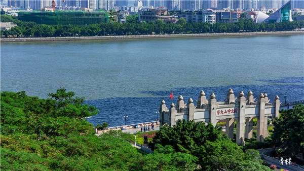 吾校矗立 蔚为国光